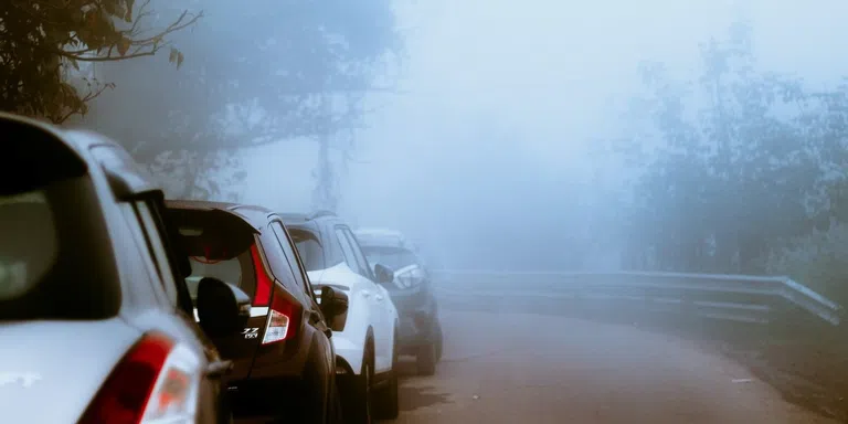 Jak i kiedy włączyć światła przeciwmgłowe?