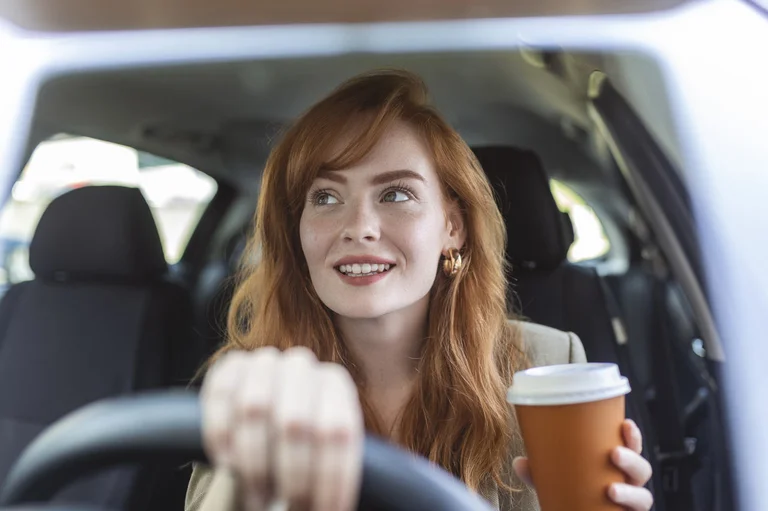 Czy można jeść podczas prowadzenia samochodu?