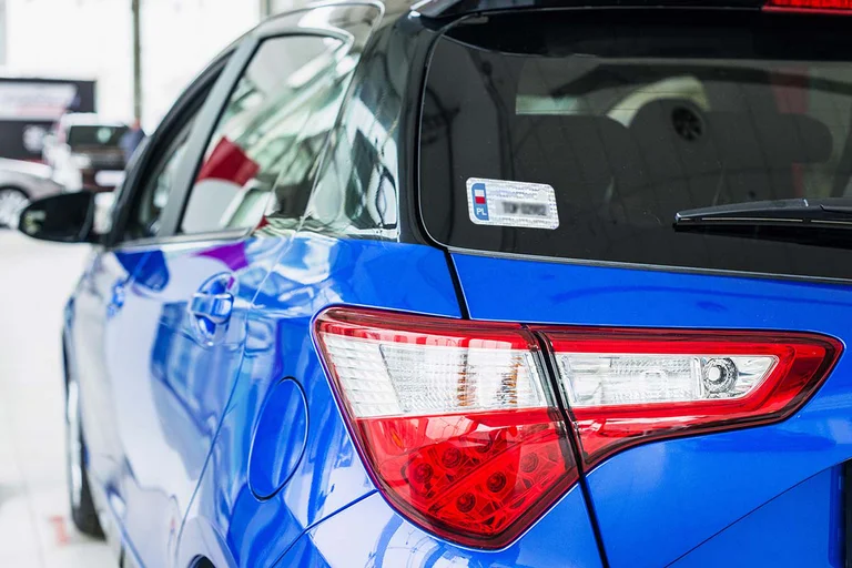 Czy naklejka rejestracyjna na szybę jest obowiązkowa?