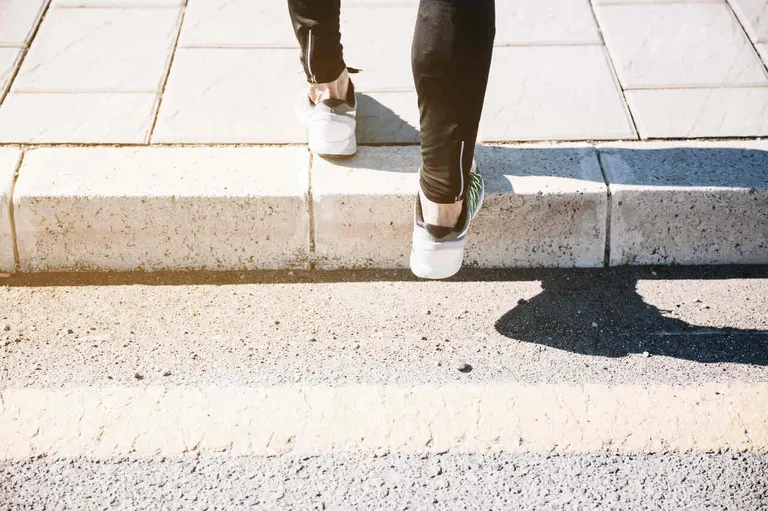 Ubezpieczenie: upadek na chodniku też może być objęty ochroną