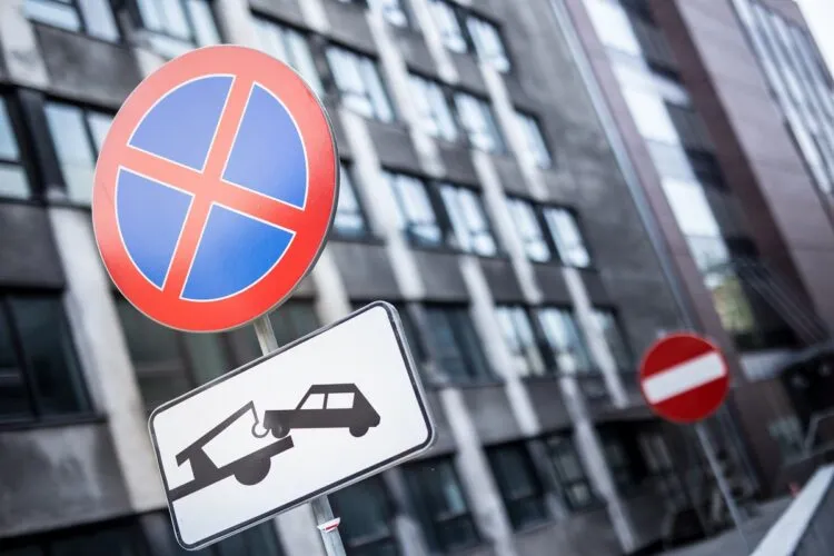 Zakaz zatrzymywania a zakaz postoju - jakie różnice?